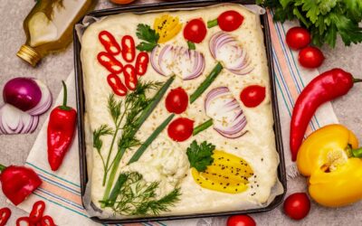 Domowa pizza z dzieckiem. Jak przygotować stanowisko i podzielić zadania według umiejętności?