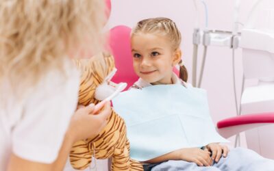 Pierwsza wizyta u dentysty. Książki, zabawy i rozmowy, które pomogą oswoić nowe doświadczenie