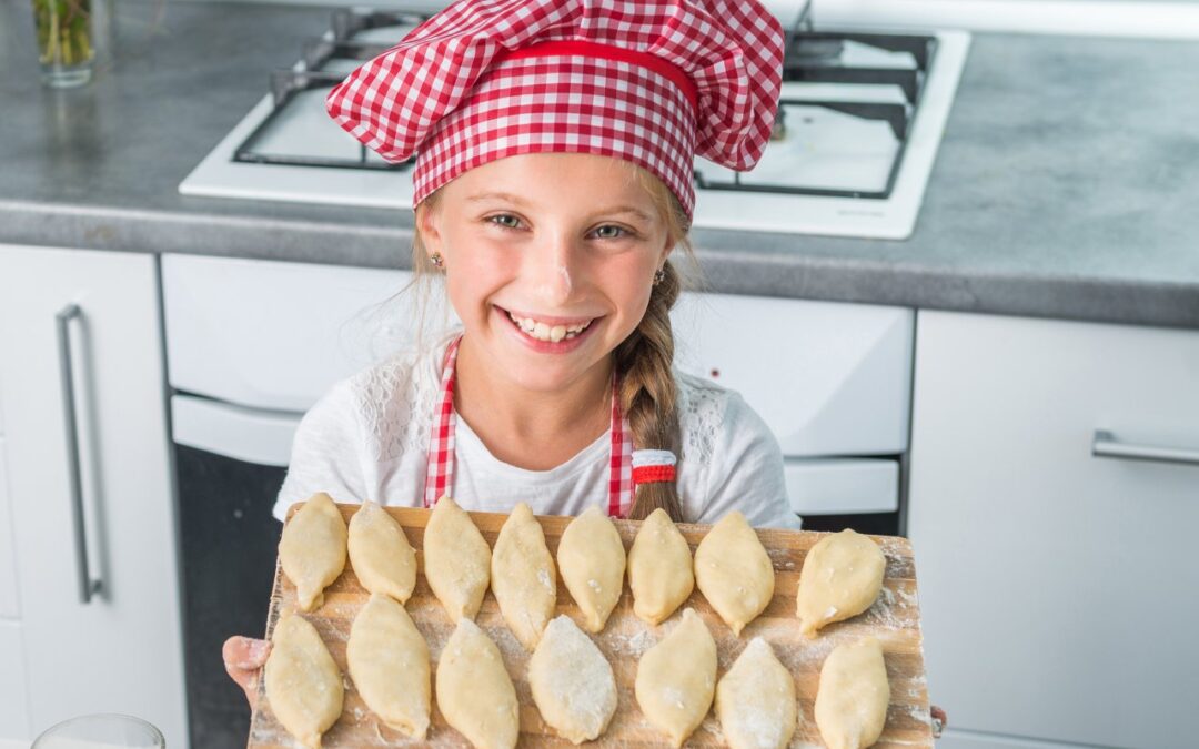 Domowe pierogi z dzieckiem. Jak dopasować kuchenne zadania do umiejętności małego pomocnika?